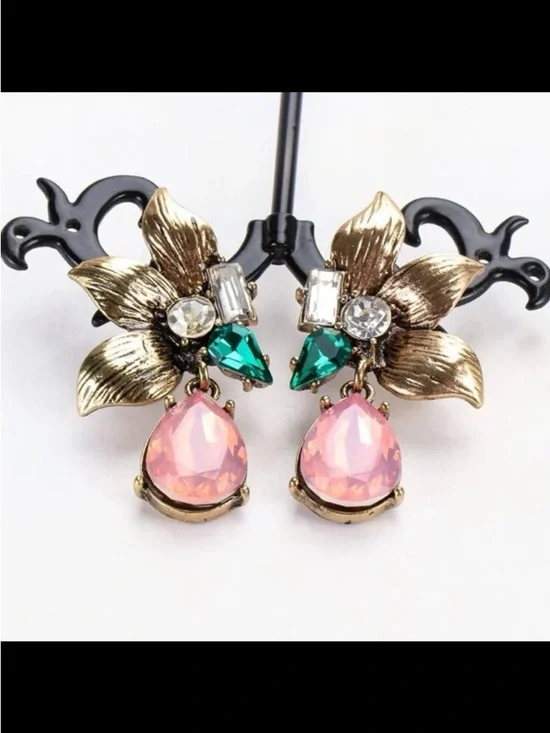 Vintage-Inspired Pink Teardrop Floral Drop Earrings - Picture 2 of 5